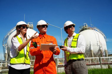 Fabrika mühendisi veya teknisyen işçiler arıtma ve petrokimya fabrikasının önünde duruyorlar.