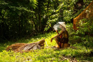 Çantalı ve tüylü genç adam.