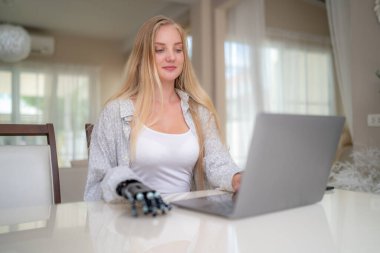 Dizüstü bilgisayarla çalışan kadın