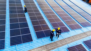 Modern bir evin çatısındaki güneş panelleri. 