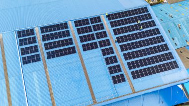 Güneş panellerinin havadan görünümü 