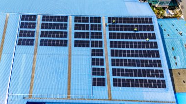 Güneş panellerinin havadan görünümü 