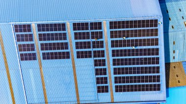 Güneş panellerinin havadan görünümü 