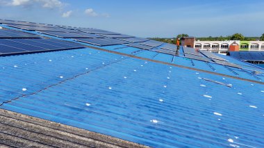 Hava manzarası, güneş panelleri büyük bir binanın çatısına kurulmuş. Güneş pili çiftliği enerji santrali eko teknolojisi. Bir fotovoltaik enerji santralindeki güneş pili panellerinin peyzajı