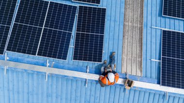 bir çatısında güneş panelleri