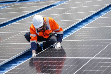 Erkek teknisyenler fotovoltaik güneş modüllerini evin çatısına monte ediyorlar. Yenilenebilir Enerji Eko Teknolojisi.