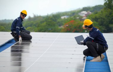 Modern bir binadaki güneş enerjisi paneli