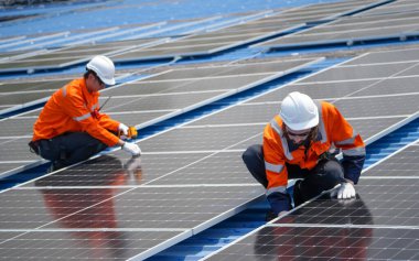 Güneş panelindeki işçiler