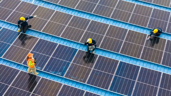 Modern bir evin çatısındaki güneş panelleri. 