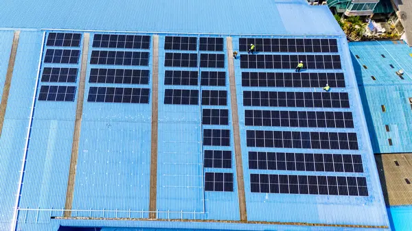 Güneş panellerinin havadan görünümü 