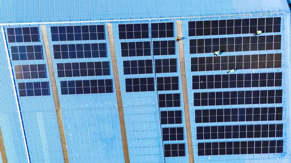 Güneş panellerinin havadan görünümü 