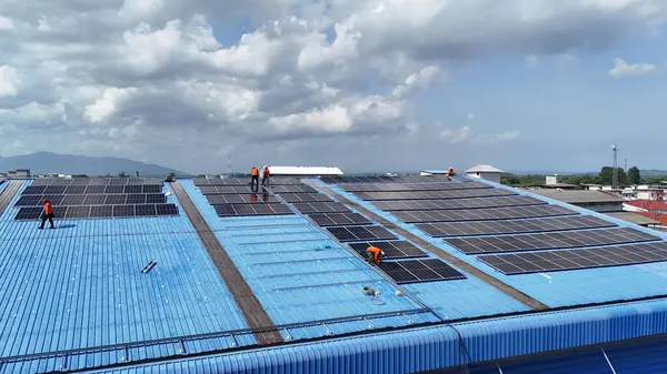 Hava manzarası, güneş panelleri büyük bir binanın çatısına kurulmuş. Güneş pili çiftliği enerji santrali eko teknolojisi. Bir fotovoltaik enerji santralindeki güneş pili panellerinin peyzajı