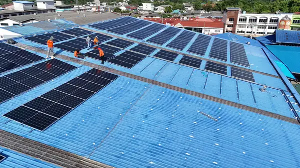Hava manzarası, güneş panelleri büyük bir binanın çatısına kurulmuş. Güneş pili çiftliği enerji santrali eko teknolojisi. Bir fotovoltaik enerji santralindeki güneş pili panellerinin peyzajı