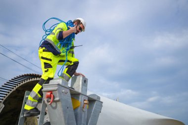 Rüzgar türbini çiftliğinde çalışan bakım mühendisi.