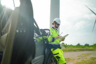 Rüzgar türbini çiftliğinde çalışan bakım mühendisi.