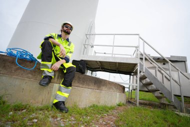 Rüzgar türbini çiftliğinde çalışan bakım mühendisi.