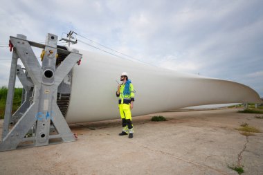 Rüzgar türbini çiftliğinde çalışan bakım mühendisi.