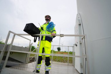 Rüzgar türbini çiftliğinde çalışan bakım mühendisi.