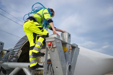 Rüzgar türbini çiftliğinde çalışan bakım mühendisi.