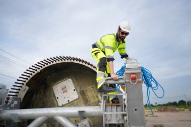 Rüzgar türbini çiftliğinde çalışan bakım mühendisi.