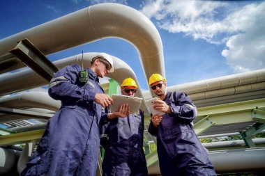 Rafineri mühendisi ön petrol ve doğalgaz sanayi fabrikası petrol rafinerisinde çalışıyor ve tartışıyorlar...