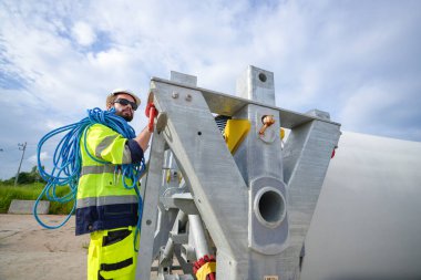 Rüzgar türbini çiftliğinde çalışan bakım mühendisi.