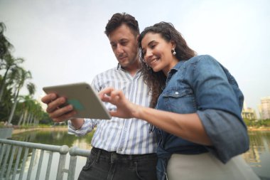 tablet pc kullanan birkaç arkadaş