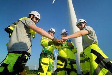 Rüzgar türbininin yenilenebilir enerji alanında güvenlik üniforması giyen bir mühendis. Teknoloji çevreyi korur küresel ısınma sorunlarını azaltır. alternatif enerji kavramı.