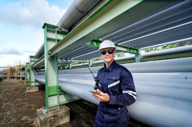 Rafineri mühendisi ön petrol ve doğalgaz sanayi fabrikası petrol rafinerisinde çalışıyor ve tartışıyorlar...