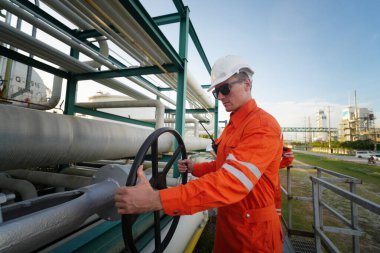 Rafineri mühendisi ön petrol ve doğalgaz sanayi fabrikası petrol rafinerisinde çalışıyor ve tartışıyorlar...