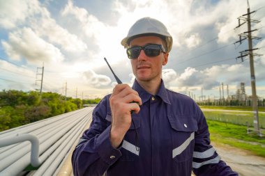 Rafineri mühendisi ön petrol ve doğalgaz sanayi fabrikası petrol rafinerisinde çalışıyor ve tartışıyorlar...