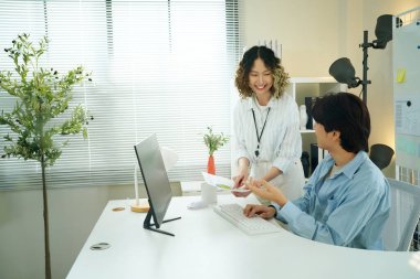 Ofiste birlikte çalışan iki genç iş kadını..