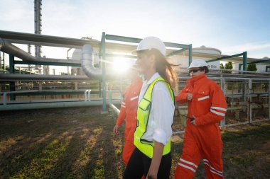 Rafineri mühendisi ön petrol ve doğalgaz sanayi fabrikası petrol rafinerisinde çalışıyor ve tartışıyorlar...