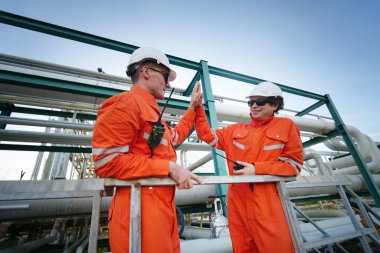 Rafineri mühendisi ön petrol ve doğalgaz sanayi fabrikası petrol rafinerisinde çalışıyor ve tartışıyorlar...