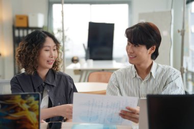 İki iş arkadaşı yaratıcı ofiste iş tartışıyor ve tartışıyorlar.