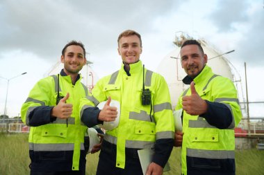 Rafineri mühendisi ön petrol ve doğalgaz sanayi fabrikası petrol rafinerisinde çalışıyor ve tartışıyorlar...