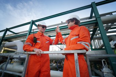 Rafineri mühendisi ön petrol ve doğalgaz sanayi fabrikası petrol rafinerisinde çalışıyor ve tartışıyorlar...