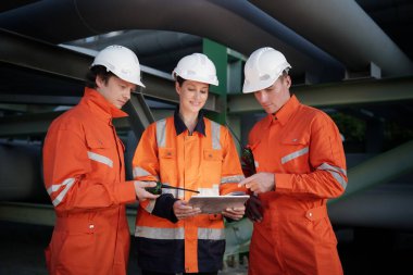 Rafineri mühendisi ön petrol ve doğalgaz sanayi fabrikası petrol rafinerisinde çalışıyor ve tartışıyorlar...
