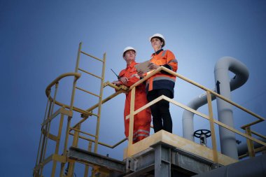 Rafineri mühendisi ön petrol ve doğalgaz sanayi fabrikası petrol rafinerisinde çalışıyor ve tartışıyorlar...