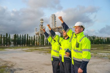 Rafineri mühendisi ön petrol ve doğalgaz sanayi fabrikası petrol rafinerisinde çalışıyor ve tartışıyorlar...