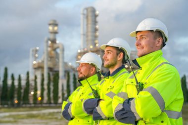 Rafineri mühendisi ön petrol ve doğalgaz sanayi fabrikası petrol rafinerisinde çalışıyor ve tartışıyorlar...