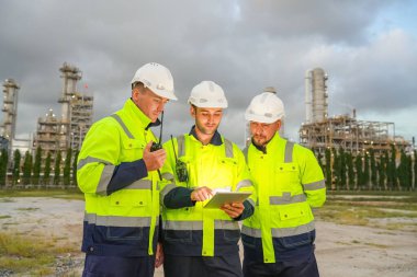 Rafineri mühendisi ön petrol ve doğalgaz sanayi fabrikası petrol rafinerisinde çalışıyor ve tartışıyorlar...