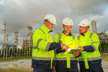 Rafineri mühendisi ön petrol ve doğalgaz sanayi fabrikası petrol rafinerisinde çalışıyor ve tartışıyorlar...