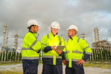 Rafineri mühendisi ön petrol ve doğalgaz sanayi fabrikası petrol rafinerisinde çalışıyor ve tartışıyorlar...