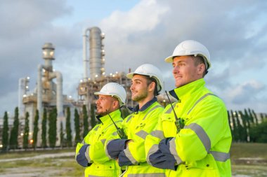 Rafineri mühendisi ön petrol ve doğalgaz sanayi fabrikası petrol rafinerisinde çalışıyor ve tartışıyorlar...