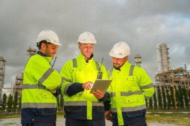 Rafineri mühendisi ön petrol ve doğalgaz sanayi fabrikası petrol rafinerisinde çalışıyor ve tartışıyorlar...