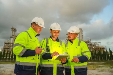 Rafineri mühendisi ön petrol ve doğalgaz sanayi fabrikası petrol rafinerisinde çalışıyor ve tartışıyorlar...