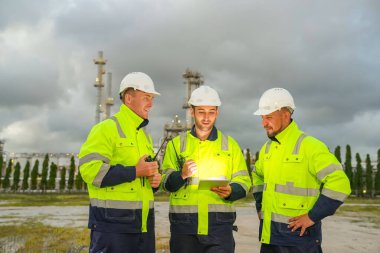 Rafineri mühendisi ön petrol ve doğalgaz sanayi fabrikası petrol rafinerisinde çalışıyor ve tartışıyorlar...