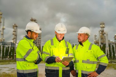 Rafineri mühendisi ön petrol ve doğalgaz sanayi fabrikası petrol rafinerisinde çalışıyor ve tartışıyorlar...