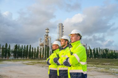 Rafineri mühendisi ön petrol ve doğalgaz sanayi fabrikası petrol rafinerisinde çalışıyor ve tartışıyorlar...